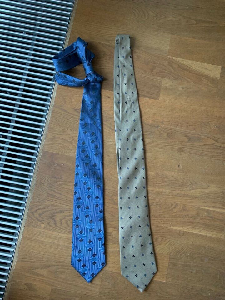 Wer sucht? Set mit 2 Krawatten in Berlin
