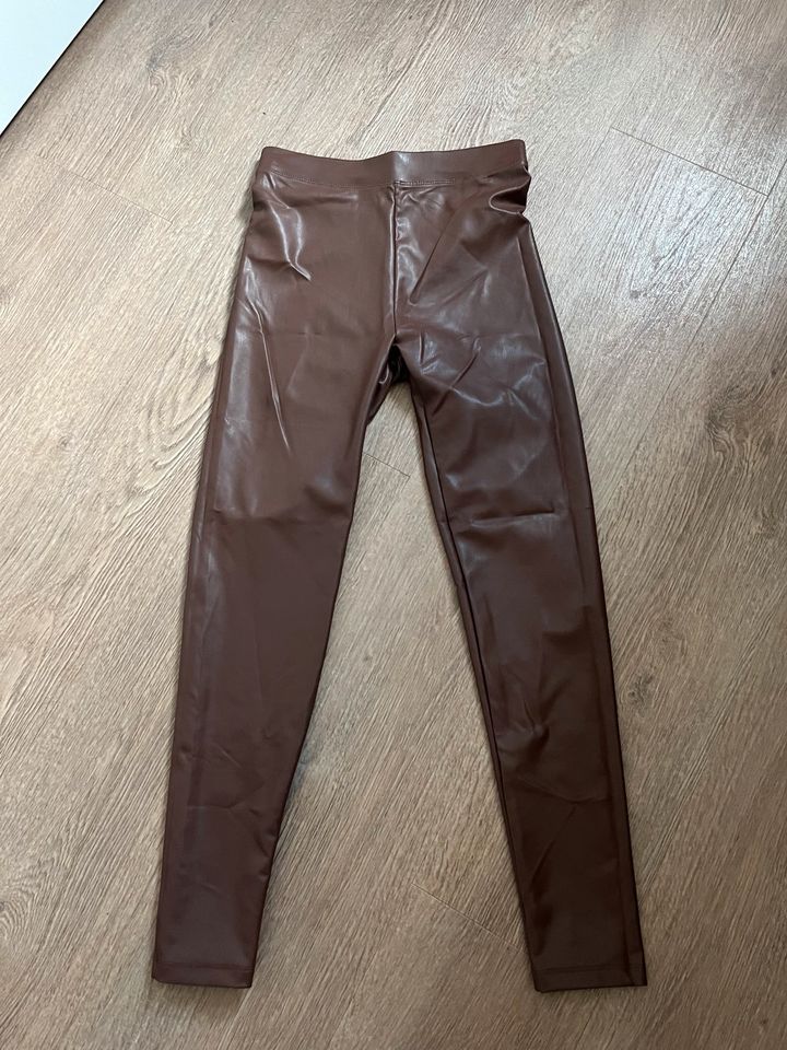 Lederhose Leder Leggings braun Vinyl Bershka in Berlin