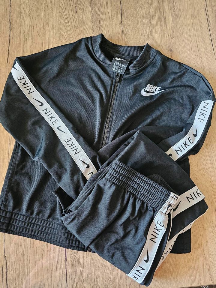 Nike Jogginganzug 156-166 + T-Shirt m in Isernhagen