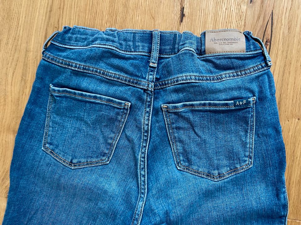 Gerade geschnittene neuwertige Mädchen Jeans abercrombie 13/14 in Weinsberg