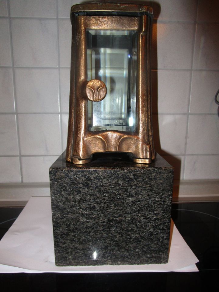 Grablampe Bronze massiv mit Marmorsockel in Pirk