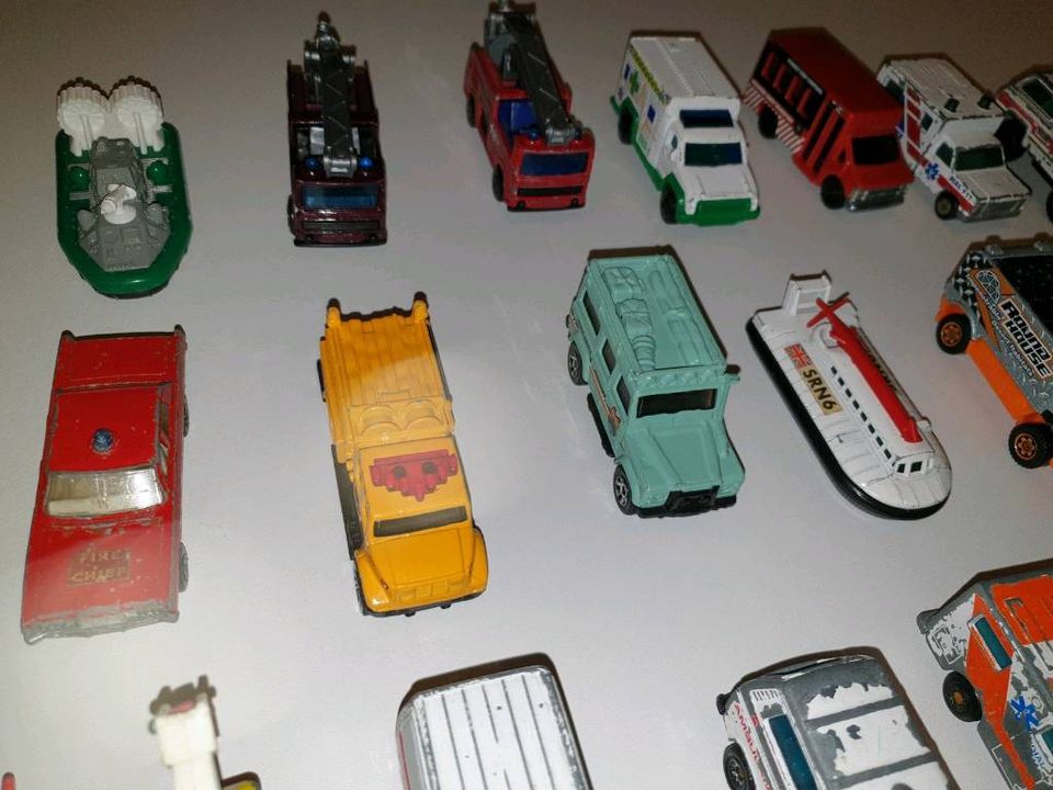 26 Matchbox Autos Sammlung + 1 Truck Ferrari in Siegburg