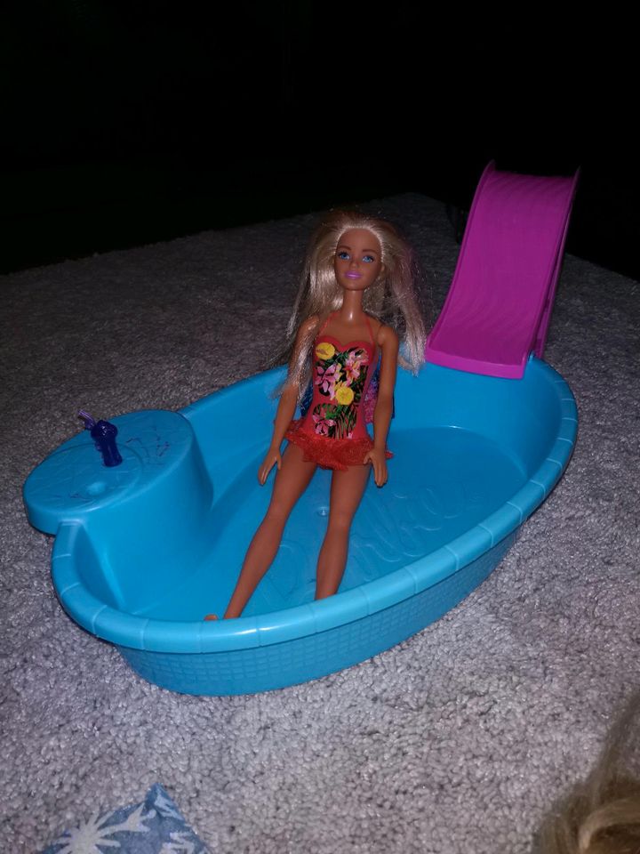 Barbie Swimmingpool oder mini Barbies Etagenbett in Solingen