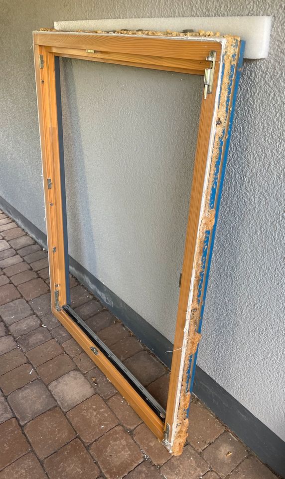 Holzfenster mit Rahmen, grau gestrichen, nach rechts zu öffnen in Dransfeld