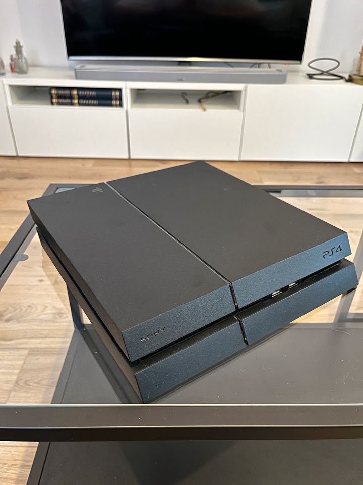 Sony PlayStation 4 Konsole inkl. 2 Controller und 2 Spielen, 1TB in Schwabach