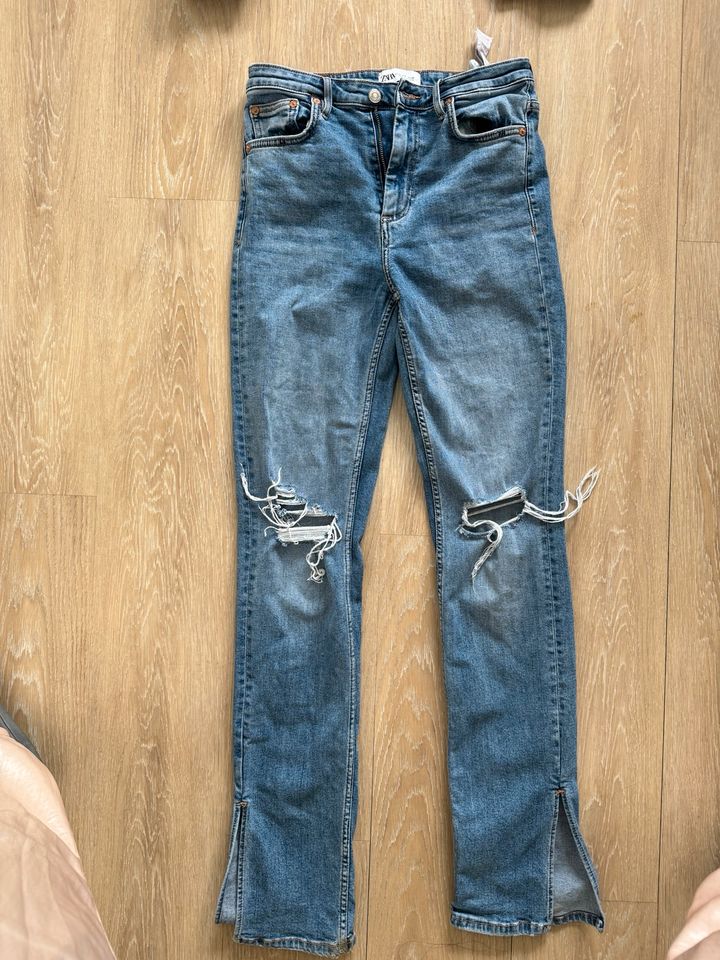 Zara Jeans Hose mit Schlitz unten in Düsseldorf