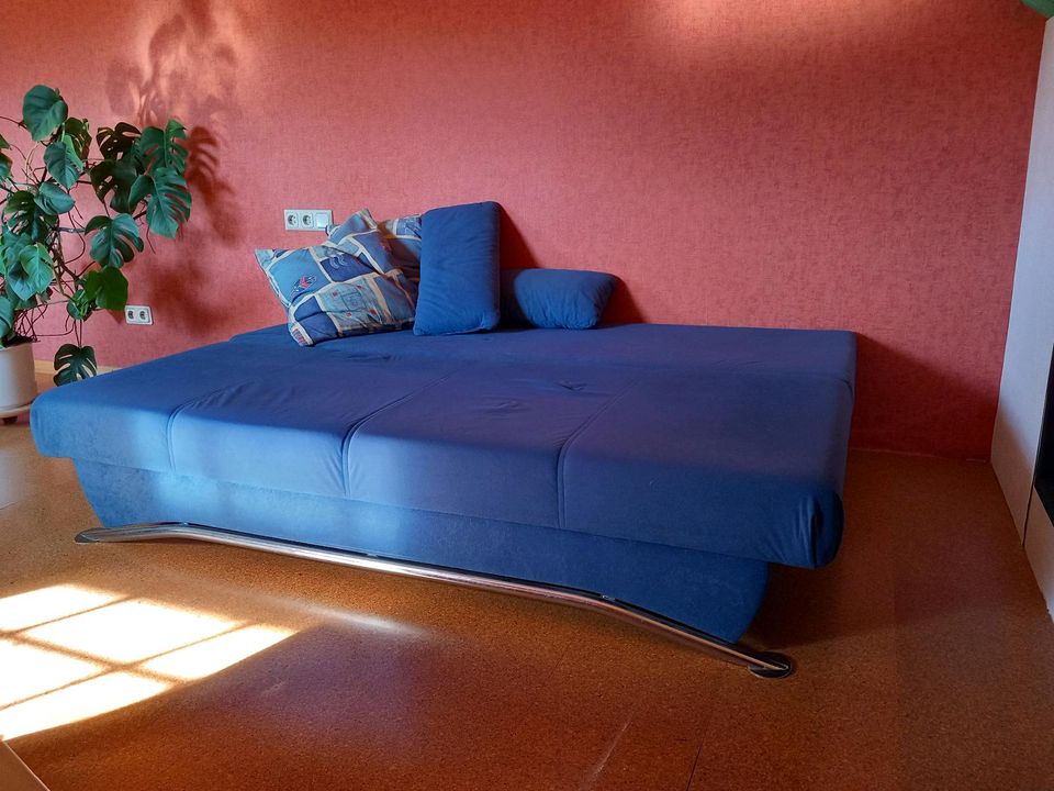 Sofa mit Schlaffunktion und Stauraum in Angelburg