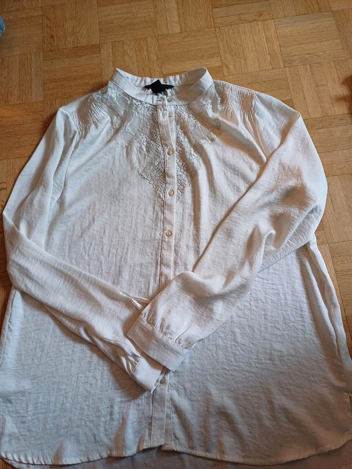 Bluse mit Spitze, Creme, wie Satin, 40 in München