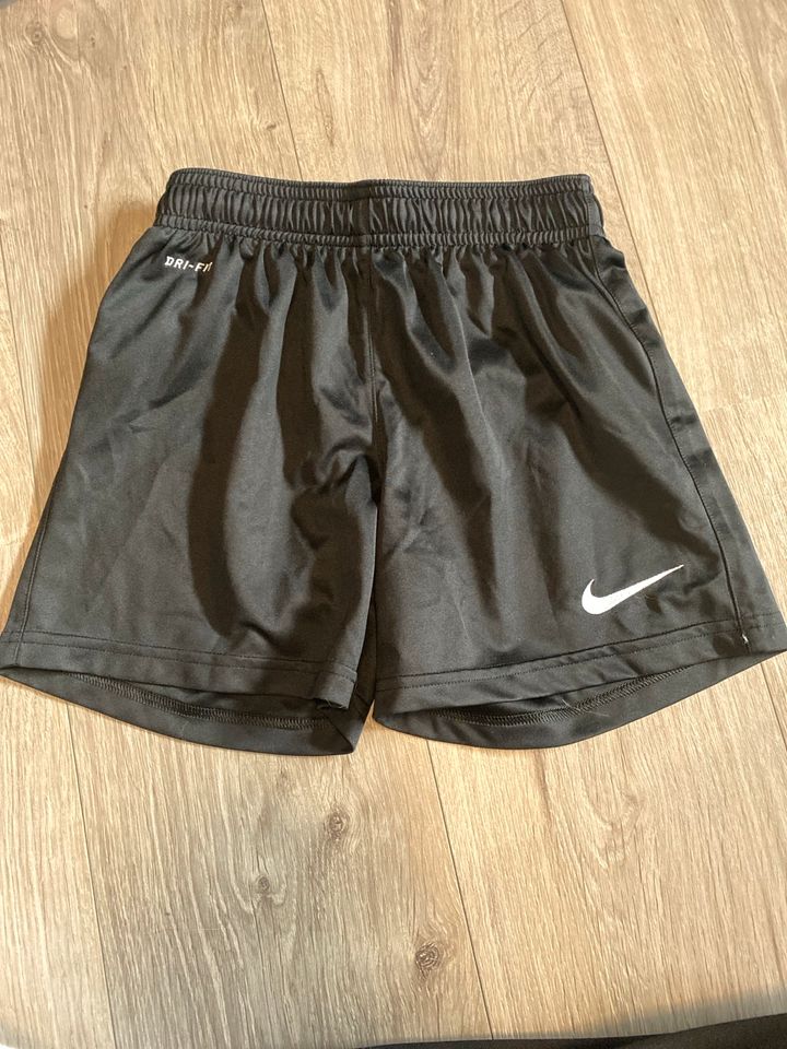 kurze Sporthose Nike in Küstriner Vorland