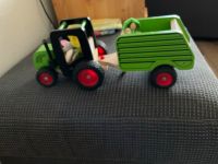 Spielzeug.   Holztraktor mit Hänger u 2 Püpchen Thüringen - Arnstadt Vorschau