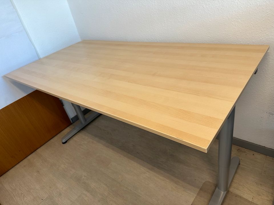 Schreibtisch / Höhenanpassbarer Holztisch in Langenhagen