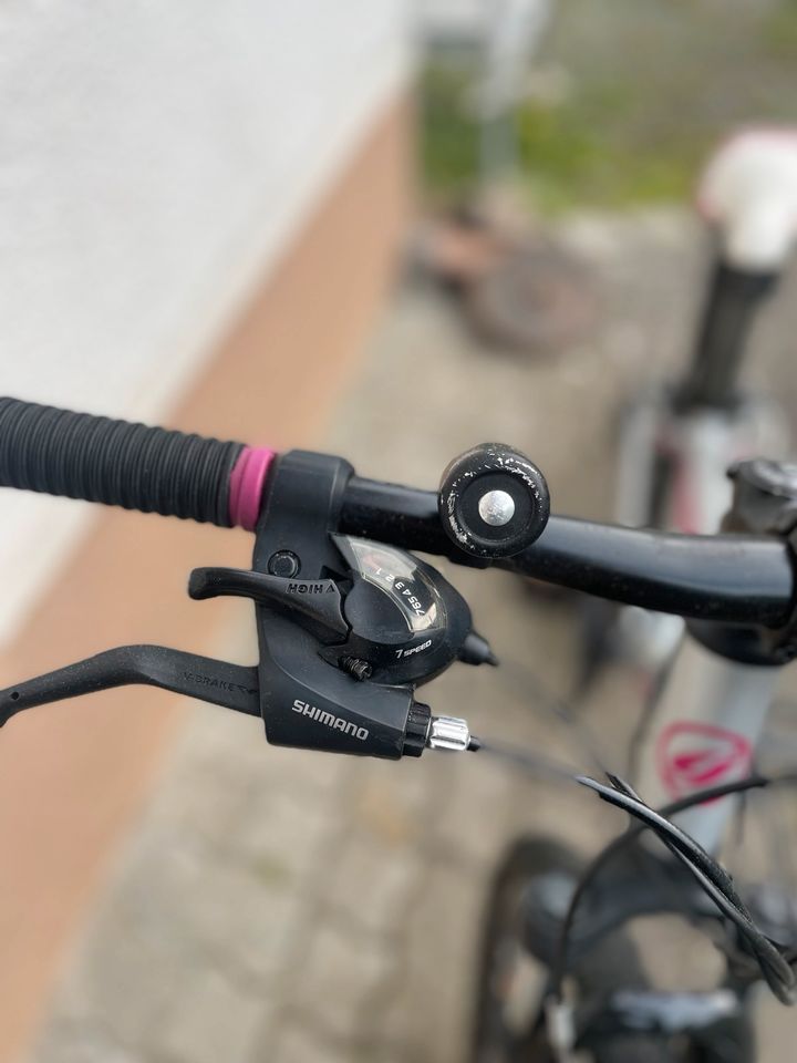 Fahrrad pink weiß in Balve