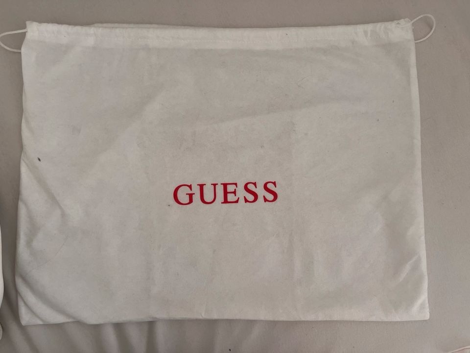 Guess Handtasche mit Ketten in Quickborn