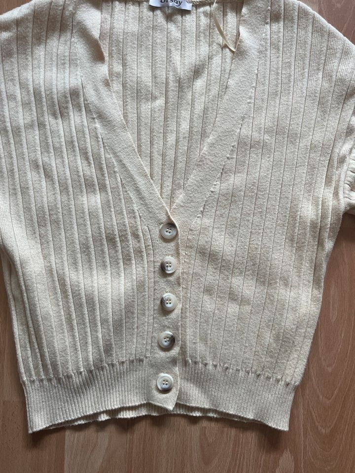 Kurze Strickjacke in Pracht