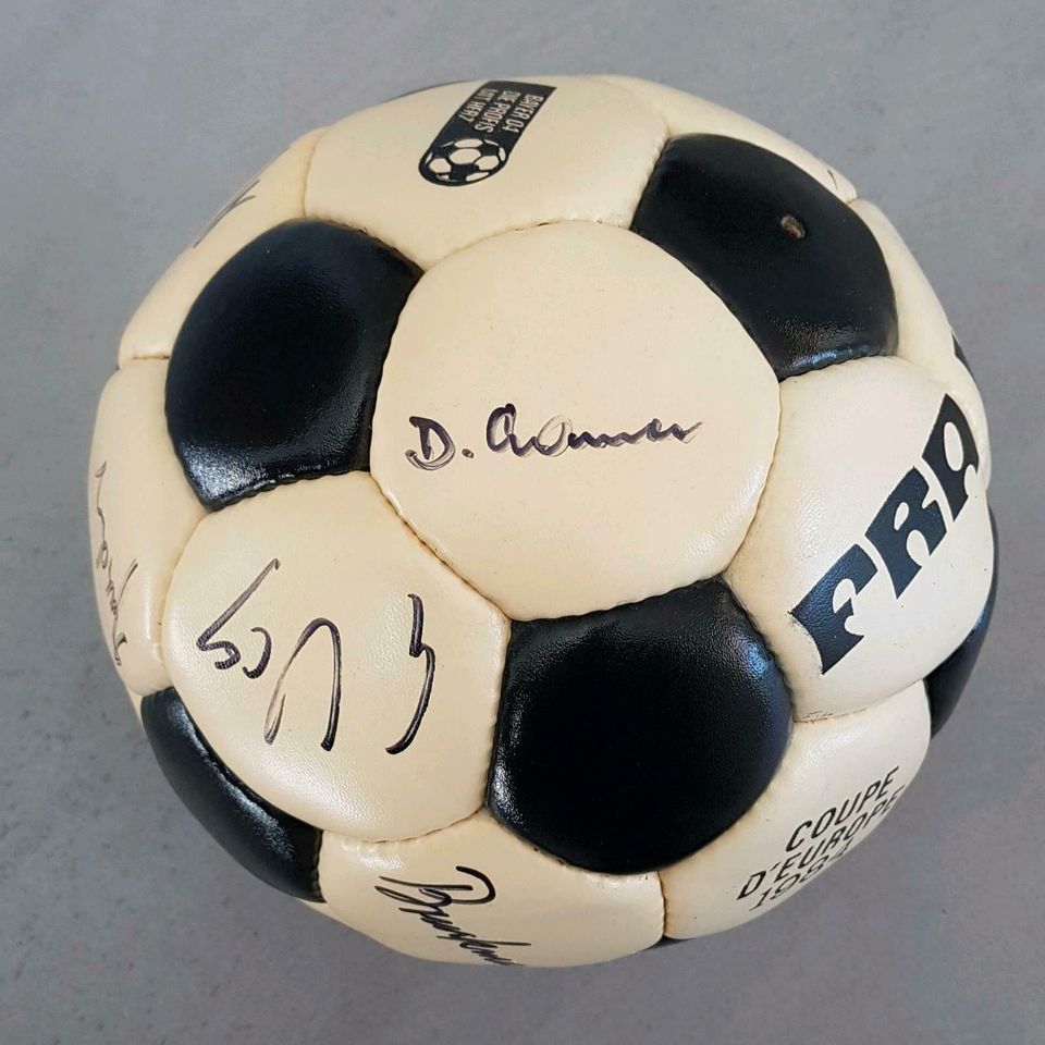 Bayer 04 Leverkusen Autogrammball 1984 Fussball mit Autogrammen in Köln