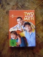 DVD Box "Two and a half Men" Staffel 5 mit Charlie Sheen Kr. München - Unterföhring Vorschau