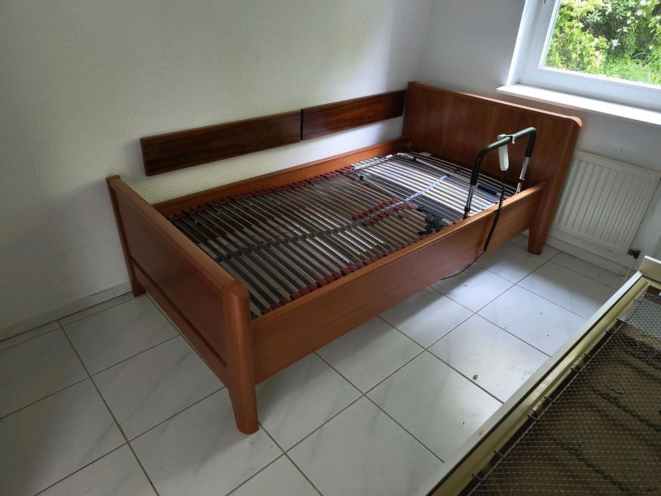 Pflegebett, Bett elektrisch verstellbar in Bosau