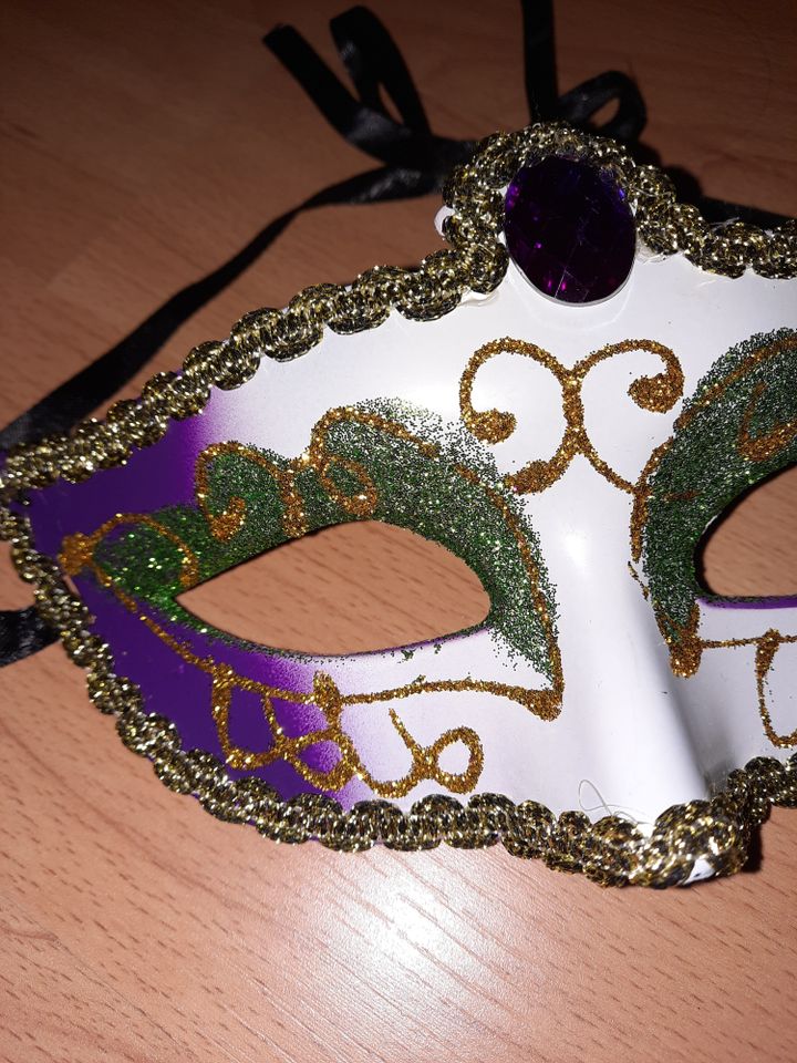 Venezianische Maske Venedigmaske glitzerne Maske Augenmaske Lila in Essen