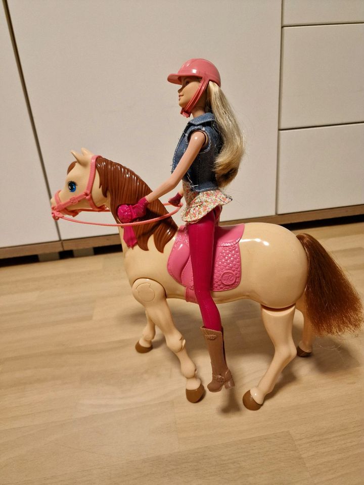Barbie Pferd mit Puppe Reitpferd mit Funktion in Oldenburg