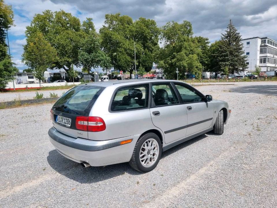 Volvo V40 Sportedition (selten) / Klima, Sitzheizung, Schiebedach in Wiesbaden