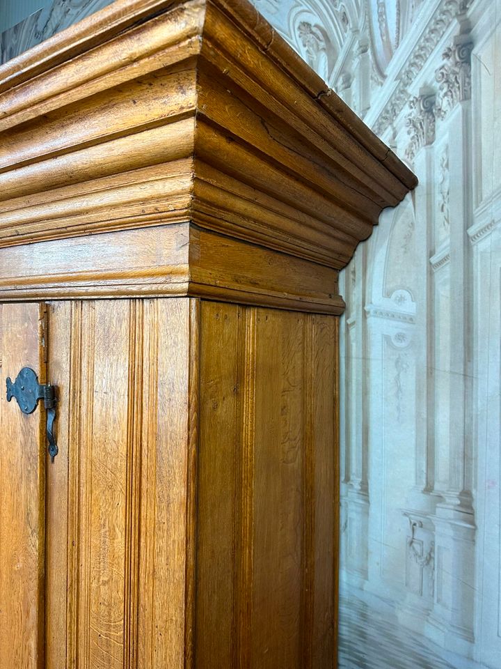 SEHR SELTENER BAROCKSCHRANK AUS EICHE UM 1680-1700 BAROCK SCHRANK  KLEIDERSCHRANK - Versand möglich 99 Euro - Wir sind für Sie da lokal in 86830 Schwabmünchen oder online ARTHOME24 in Schwabmünchen