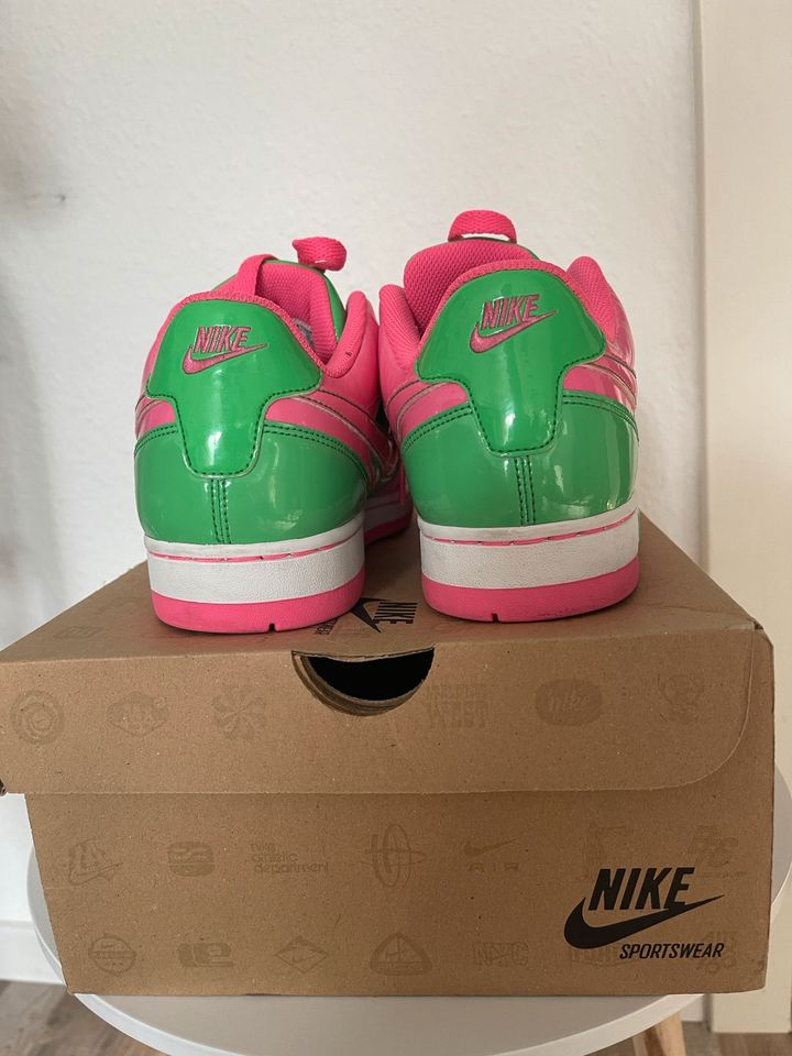 Nike Vintage (Bape) Pink Green Y2K 2008 Große US10 EU42 in Düsseldorf