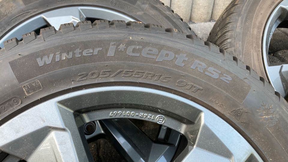 Winterreifen auf grauen Alu Felgen 205/55 R16 in Olpe