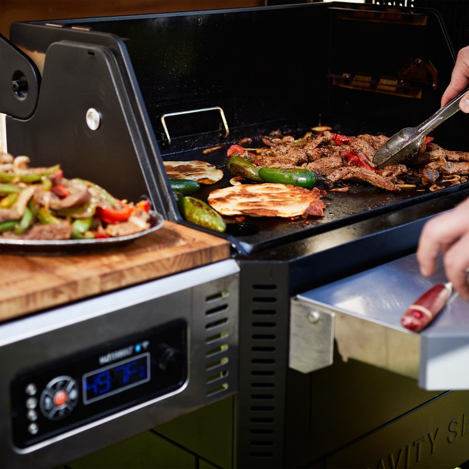 MASTERBUILT Gravity Series 800 Digitaler Holzkohlegrill + Smoker + Grillplatte in Siegburg