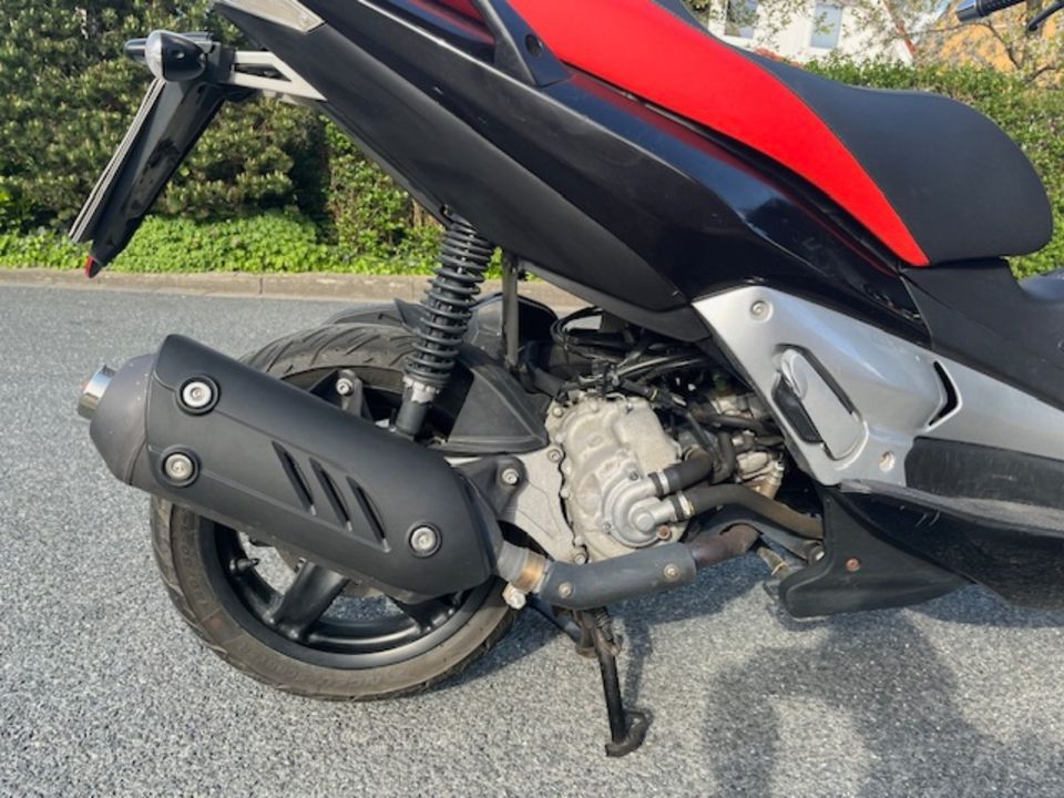 Aprilia SR Max 300 Roller mit Topcase in Wunstorf