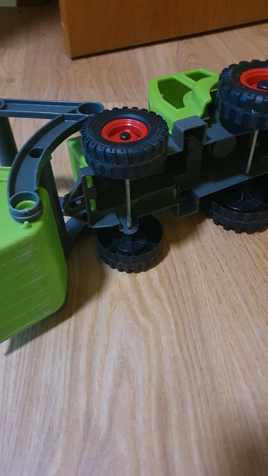 Grüner Traktor Kinder Spielzeug in Flensburg