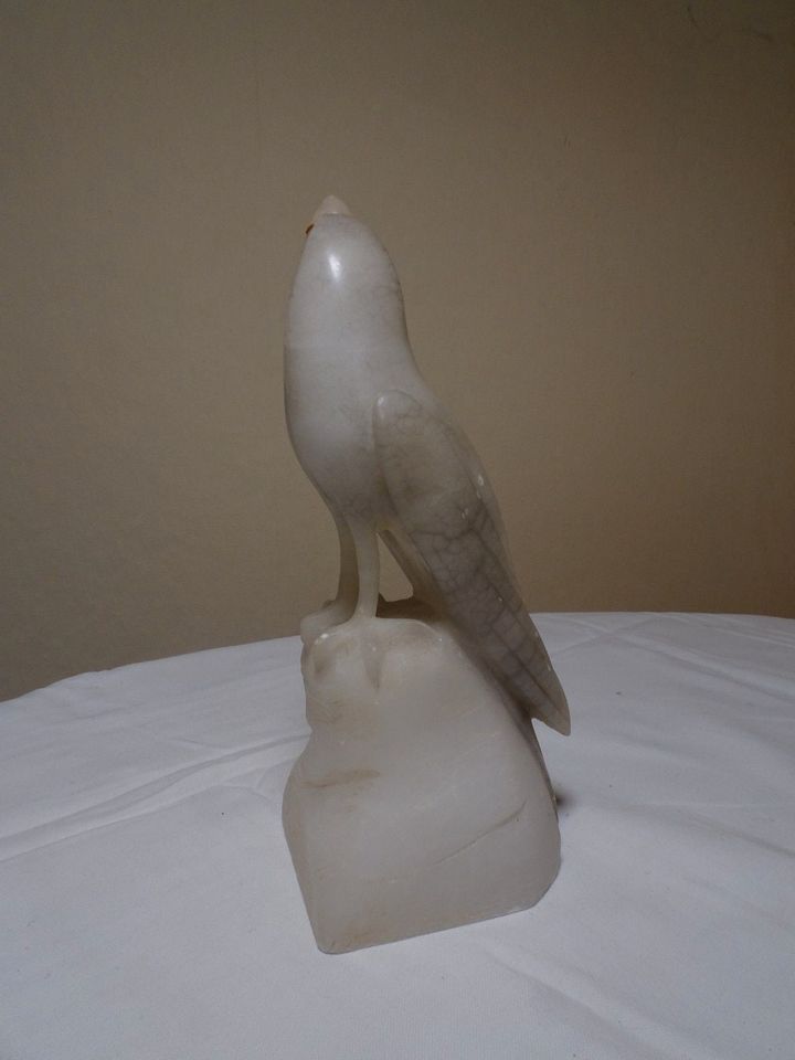 Skulptur, Vogel auf Sockel, Marmor, Alabaster, Speckstein, in Kiel