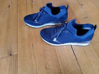 Sneaker dunkelblau, neuwertig,  Größe 38. Hessen - Bad Vilbel Vorschau