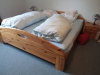 Schlafzimmer, D Bett, 2 Nachtkästchen, Kommode, Holz Bayern - Bad Birnbach Vorschau