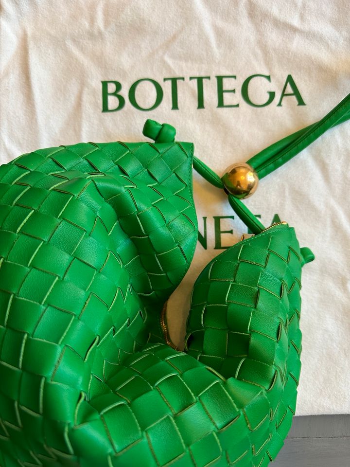 Original Bottega Veneta Parakeet Grün Handtasche Turn Pouch in München