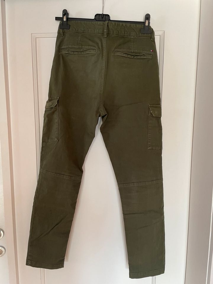 Tommy Hilfiger Cargohose oliv Gr. 164 in Sonneberg