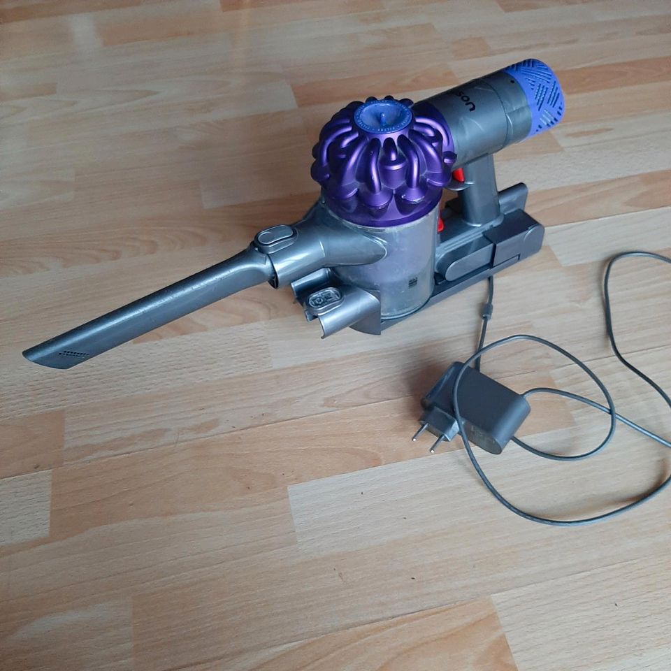 Dyson V6 Akku-Sauger mit Zubehör in Kirchardt