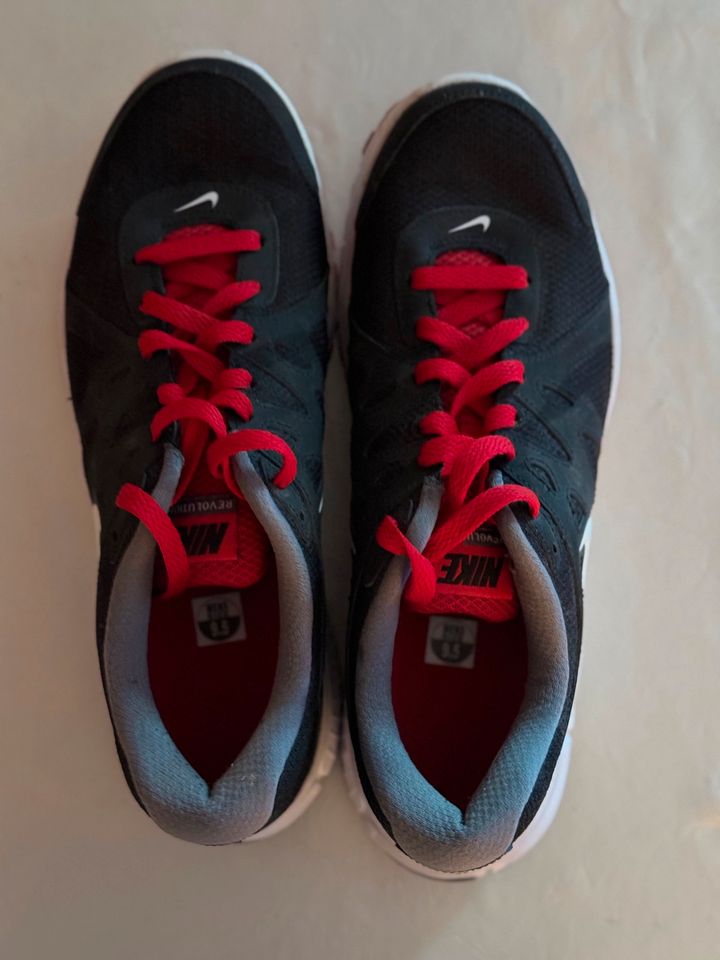 Nike Turnschuhe für Frauen schwarz mit roten Schnürsenkeln Gr. 43 in Berlin