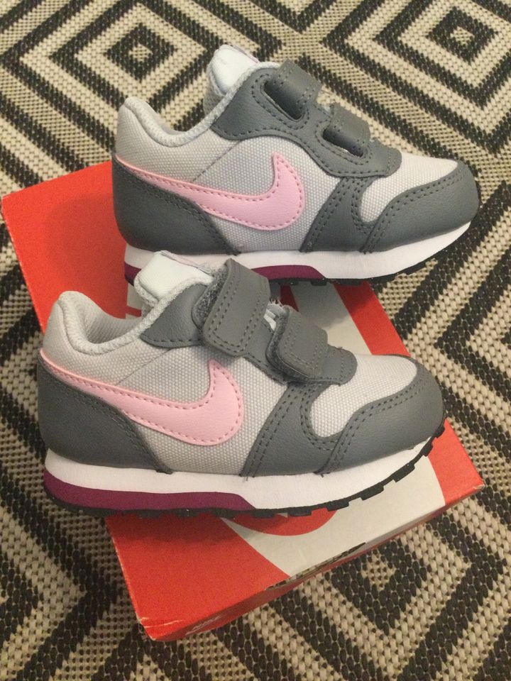 Nike MD Runner 2 Kinder Sneakers - NEU - OVP - Gr 21 in München -  Schwanthalerhöhe | Gebrauchte Kinderschuhe Größe 21 kaufen | eBay  Kleinanzeigen ist jetzt Kleinanzeigen