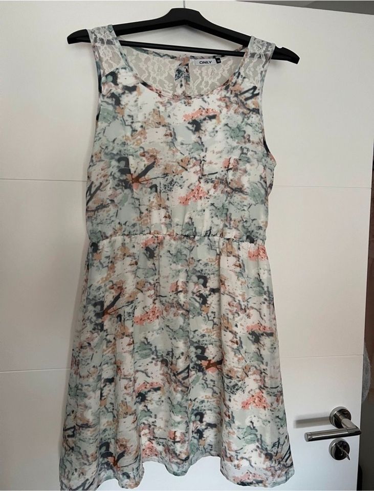 Sommer Kleider Gr. S/M Only, Zara, H&M usw. in Isernhagen