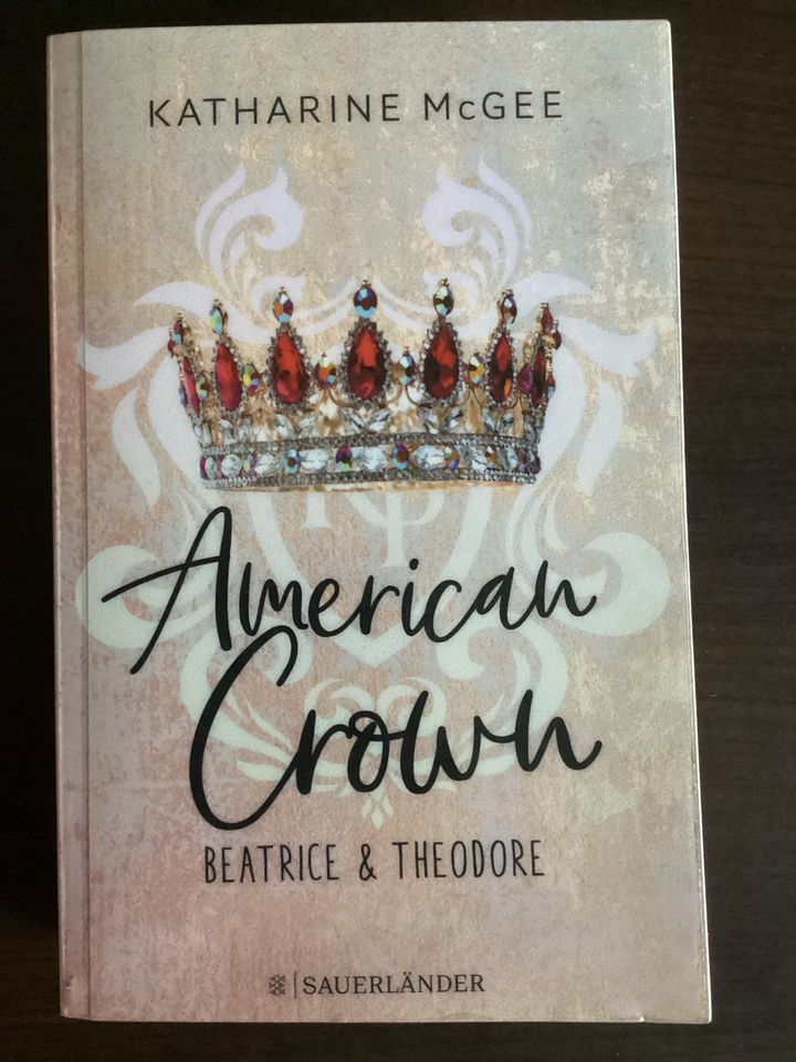 Buch „American Crown - Beatrice & Theodore“ von Katherine McGee in Unterföhring