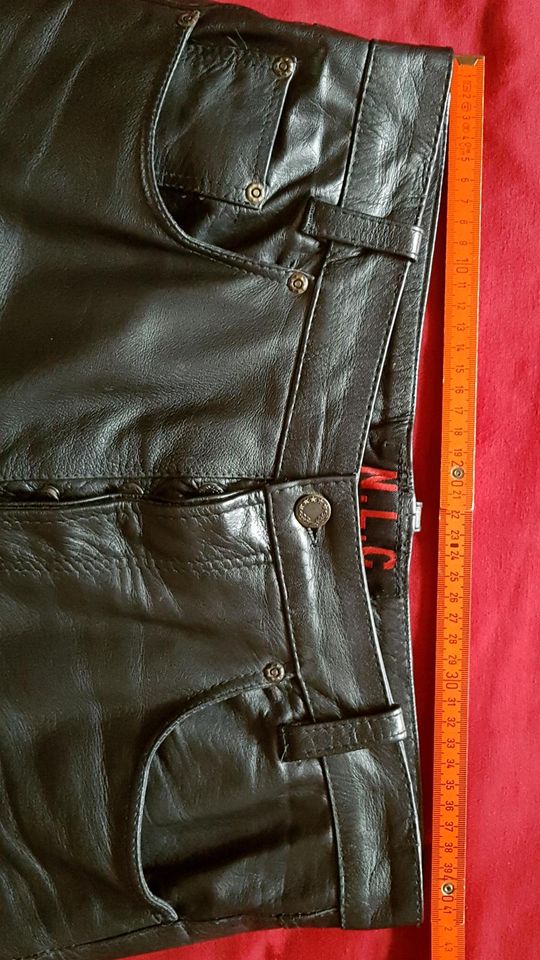 Lederhose / Bikerhose von NLC Nashville Leather Company, Gr. 33 in Zirndorf