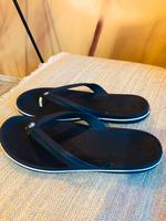 Top CROCS M12 45/46  32cm Flip Flops ZEHENTRENNER Bade Sandalen Berlin - Spandau Vorschau