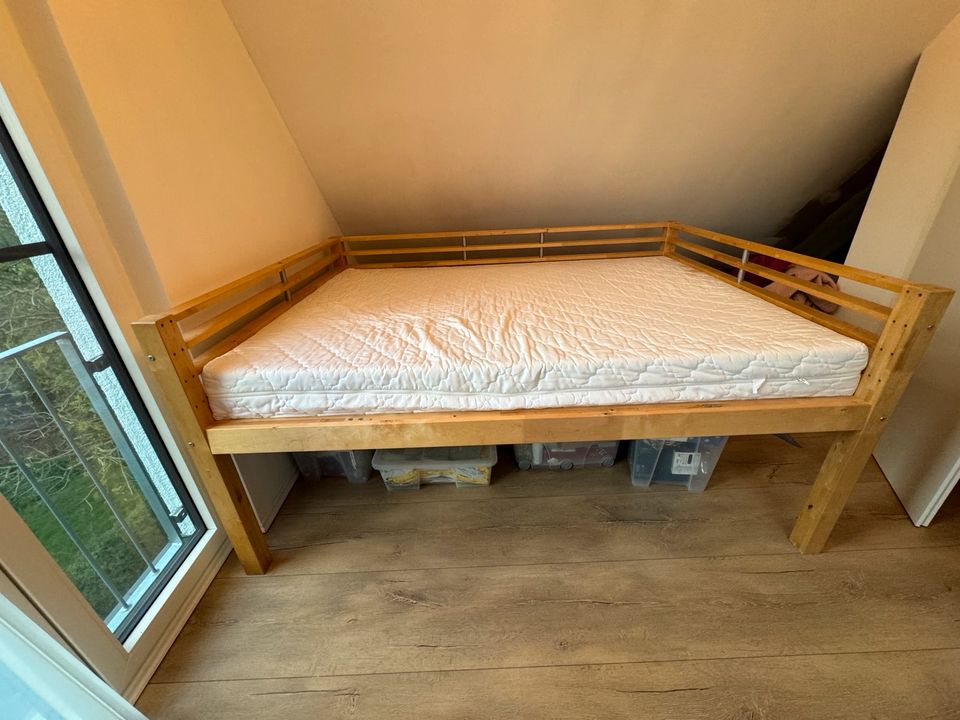 Bett mit Holzgestell inkl. Matratze in Schwerte