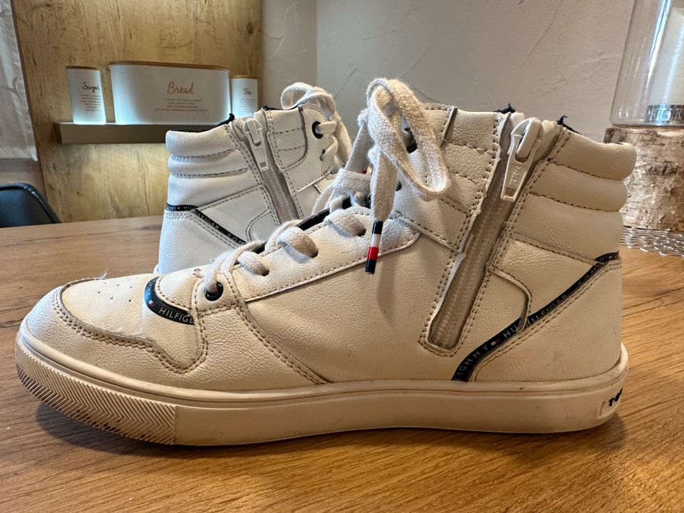 coole TOMMY HILFIGER MID TOP SNEAKER in Gr. 40 in Freiberg