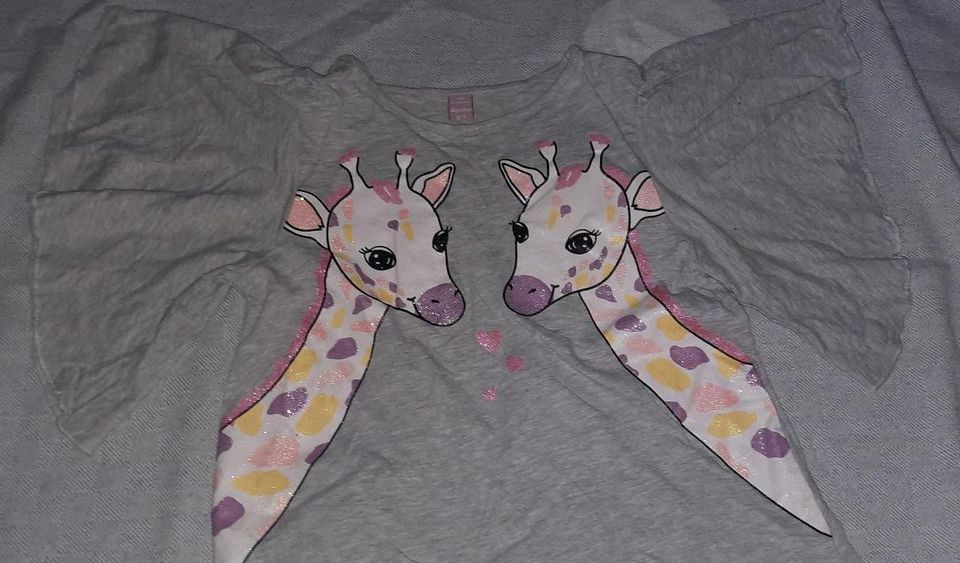 T-Shirt Gr. 128 mit Giraffen Aufdruck in grau in Flensburg