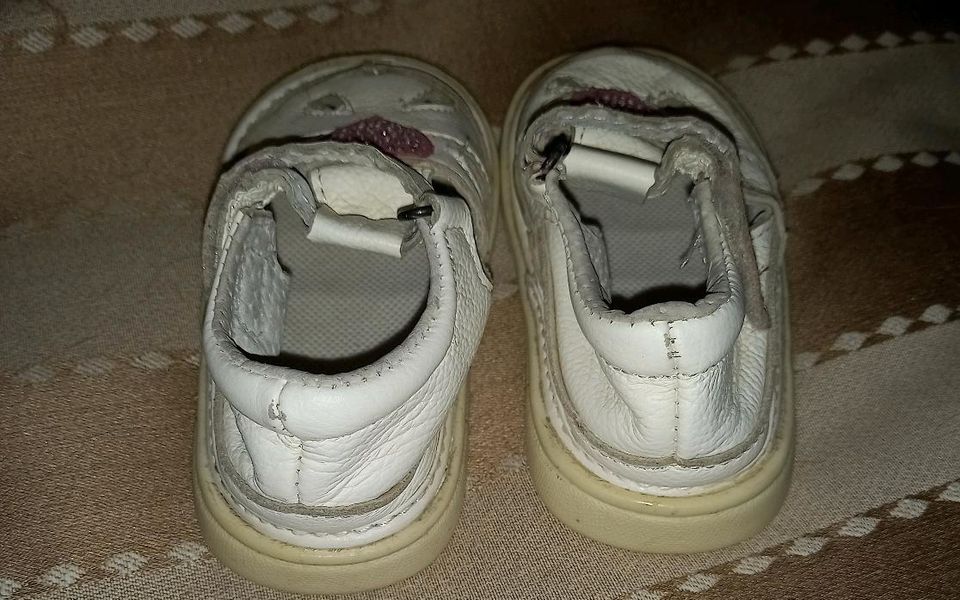 Mädchen Sandalen gr 23 weiss mit Blumen geschlossen vorne in Schwerin