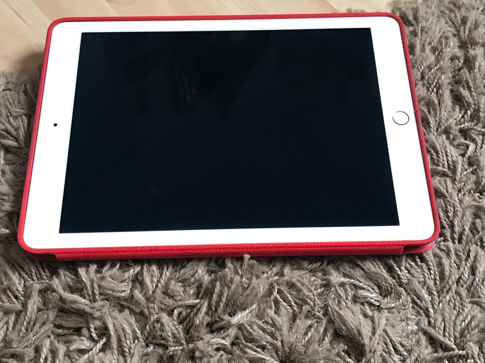 iPad Air 2 Gold mit roter Schutzhülle in Crinitzberg