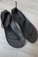 Crocs Serena Zehentrenner W10 41 42 Badeschuhe Sandalen Nordrhein-Westfalen - Mönchengladbach Vorschau
