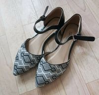 NEU flache Pumps Gr. 36 spitz Riemchenpumps schwarz weiss Friedrichshain-Kreuzberg - Kreuzberg Vorschau