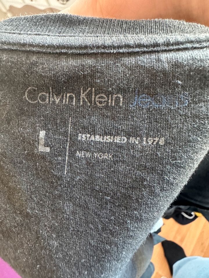 Calvin Klein Jeans Damen T-Shirt Cropped Top Gr. L grau in Frankfurt am Main